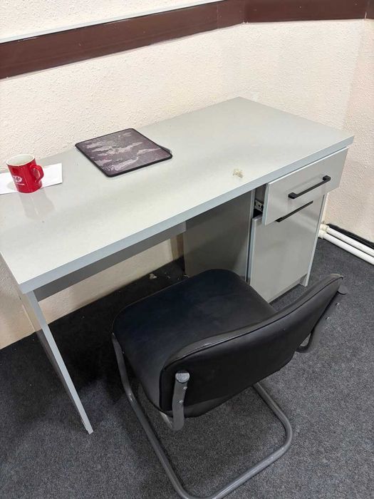 Офис мебеллари сотилади. (Стол Шкаф)