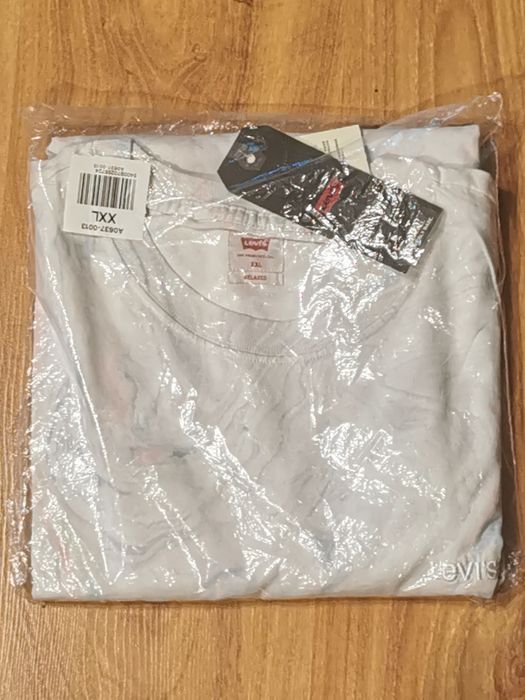 Tricou  Levi's nou (cu etichete), bumbac, croiala largă, imprimeu multicolor marmorat, marimea XXL, fabricat in Sri Lanka