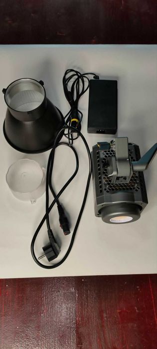 Aputure Amaran 200d lumina video de studio