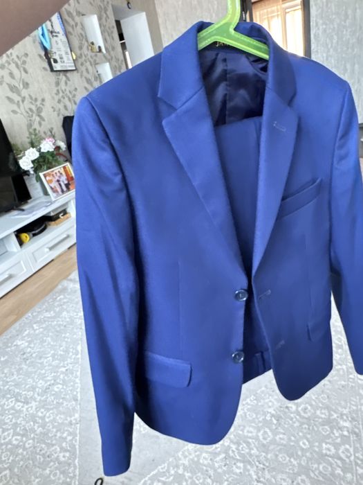 Продам 3 школьных костюма