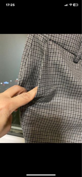 Pantaloni noi , de la Guess , originali