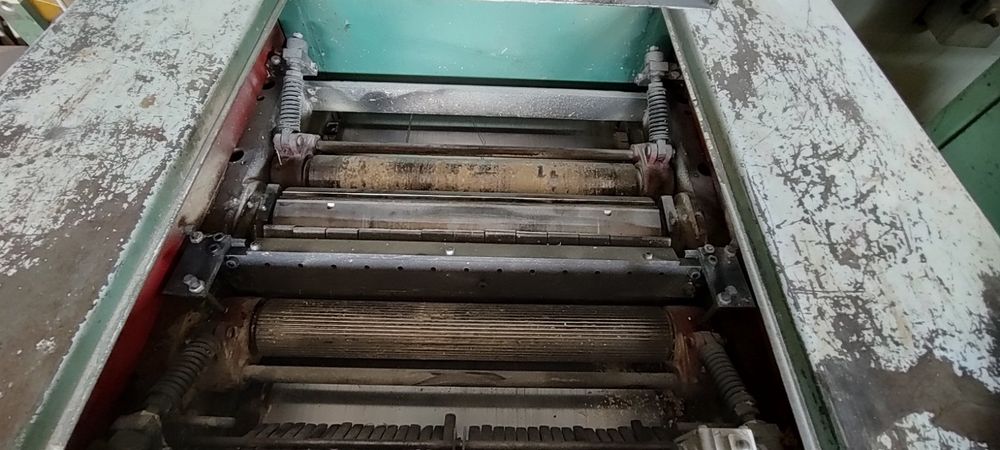 Щрайхмус на 610 мм с 4 ножа и автоматично качване и сваляне на плота височина 200 мм мотор 7,5 кв