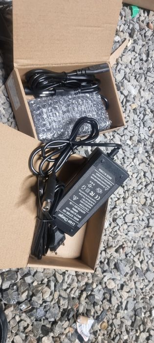Incarcator trotineta bicicleta 42v 2a
10 elementi serie, litiu mufa rotunda 8 mm