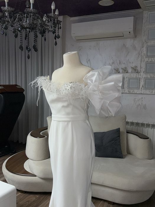 Луксозна елегантна рокля с пера и блясък