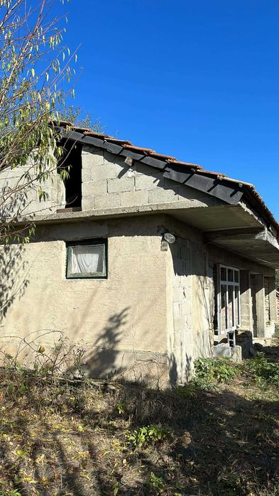 Продава се къща с дворно място