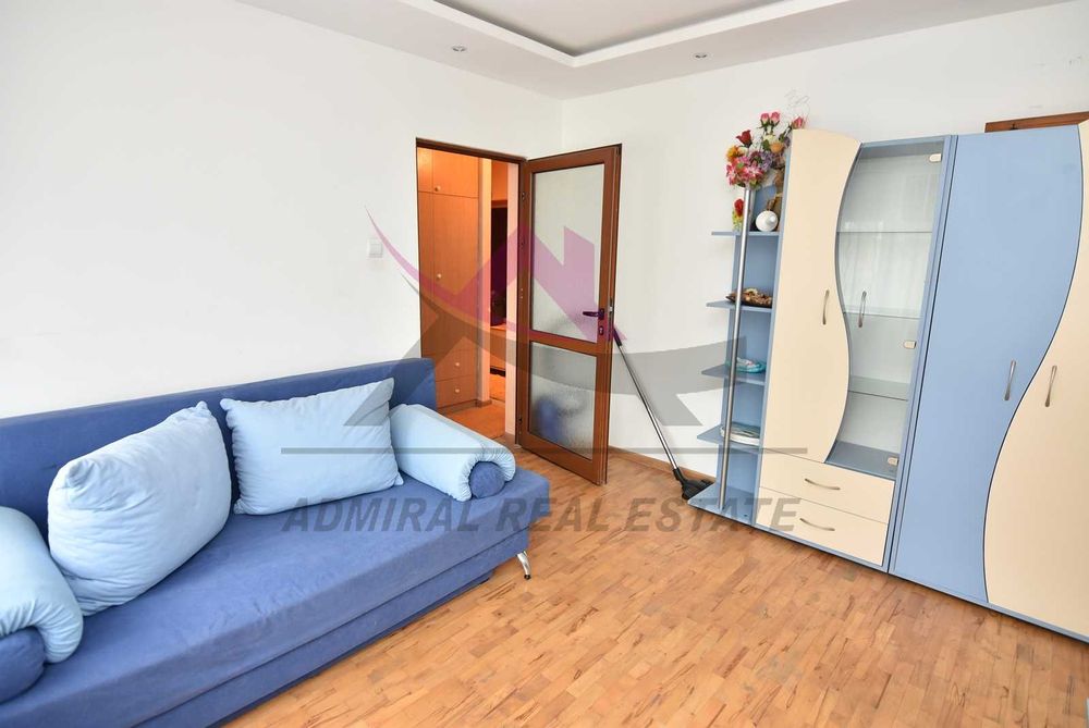 Три отделни стаи -Младост