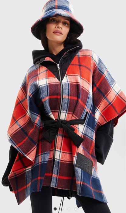 Desigual пончо чисто ново