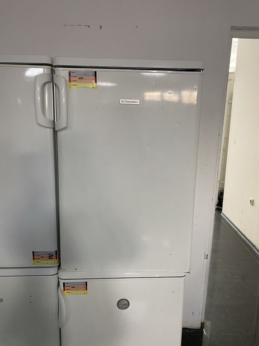 Малък хладилник с камера Electrolux