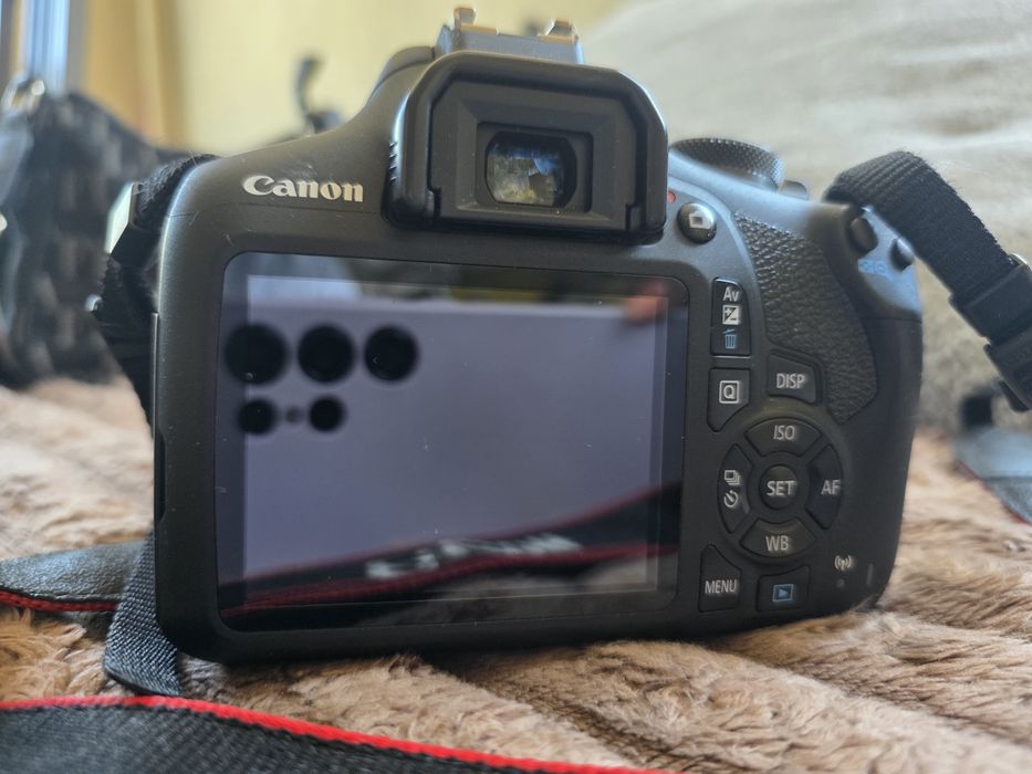 2000D + обектив Canon EF-S 18-55 mm  + карта памет 32 GB