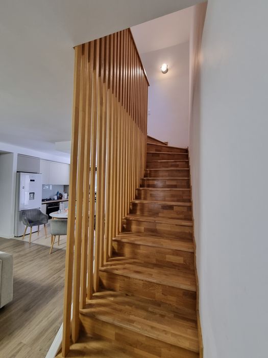 Trepte lemn masiv, riflaje, balustrada , mana curenta