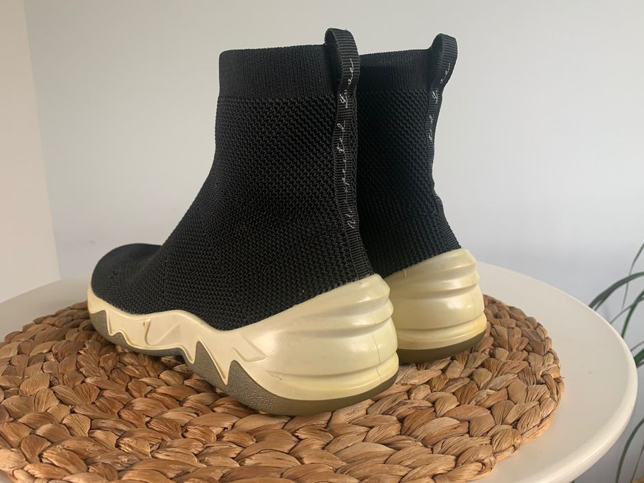 Дамски черни кецове Bershka 38- дишащи, тип чорап