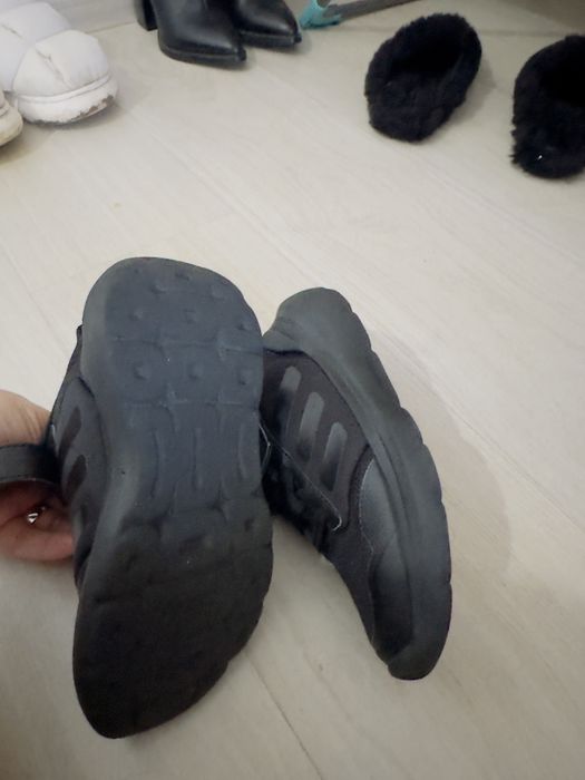 Продам кроссовки Adidas