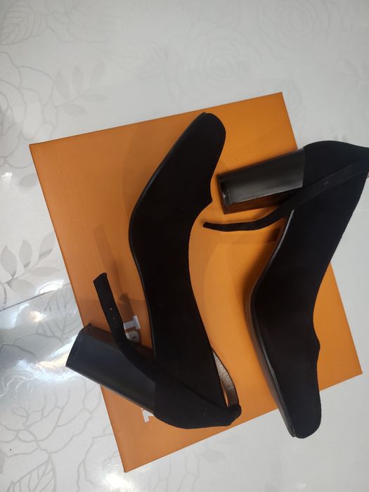 Два чифта черни обувки