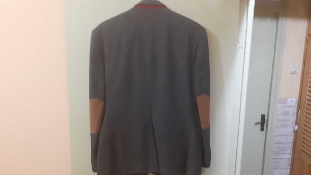 Vind sacou barbatesc, iarna, stofa lina, marime 52, stare perfecta.