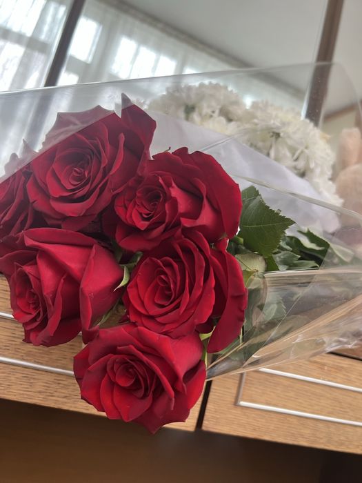 Комбо : свежие цветы + мишка