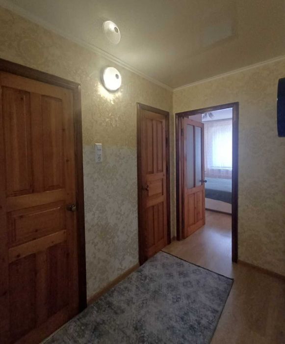 Продам квартиру трехкомнатную