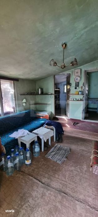 Casa cu 3 camere, anexe, curte si gradina