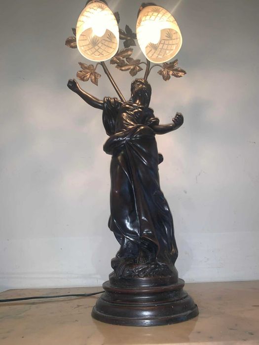 Statuie veioza cu doua brate