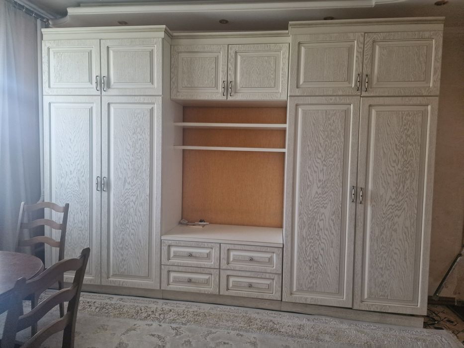 Стенка,  натуральное дерево.