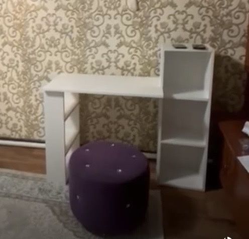 рабочий стол с полками