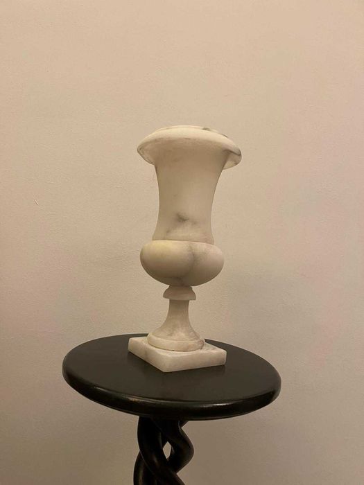 Piesa veche din marmura alba cu intarsii negre bibelouri bibelou