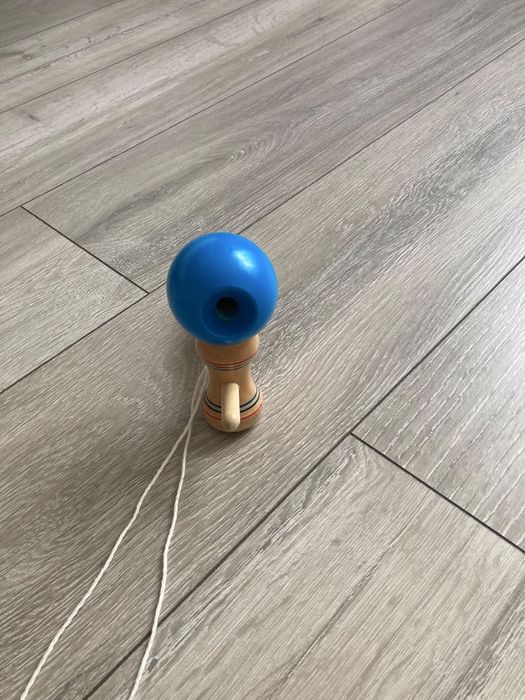 Kendama albastra