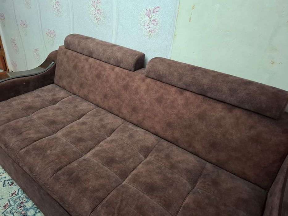 Диван коричневый