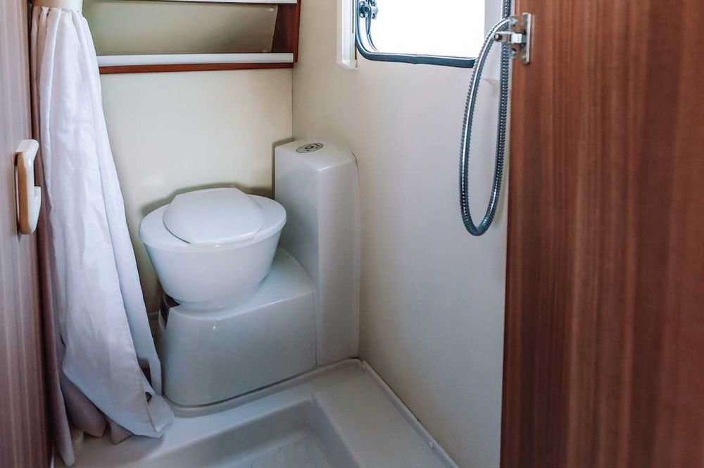 Rulotă Weinsberg 450 FU | An 2017 | AC Truma | Copertină FIAMMA | 4–5 pers | 1350 kg