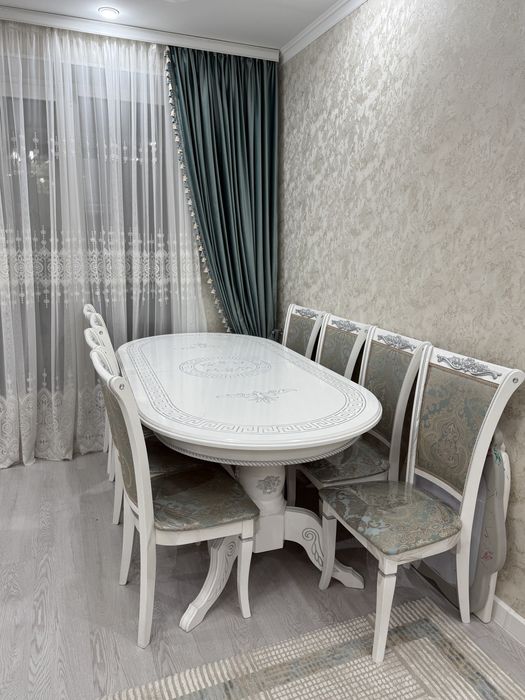 Срочно продам диван, стол и стулья (комплект).