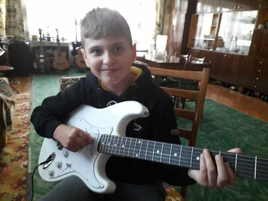 Обучение на гитаре, укулеле, бас гитаре.