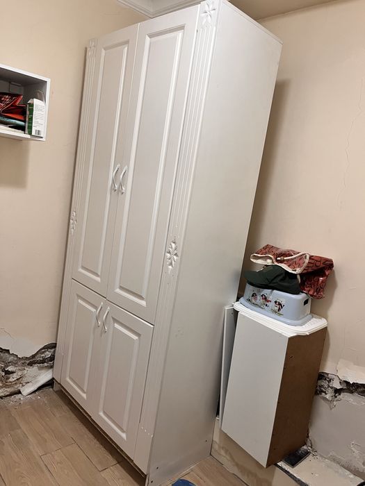 Продается распашной шкаф