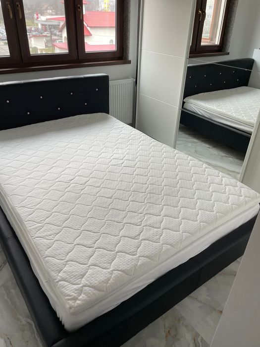 Pat modern pe picioare de inox