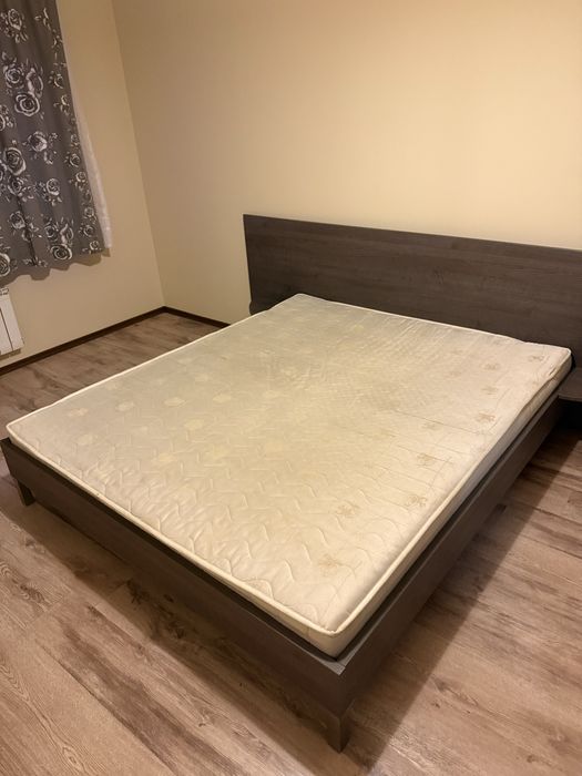 Спалня с матрак