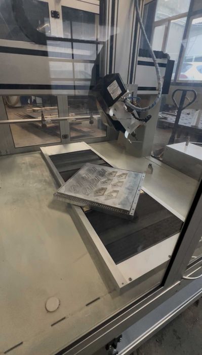 Vand /Inchiriez CNC . 5 AXE 750X750 MM