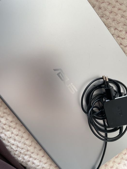 Vând laptop ASUS VivoBook X515MA, în stare foarte bună, folosit pentru activități ușoare (internet, filme, Office).