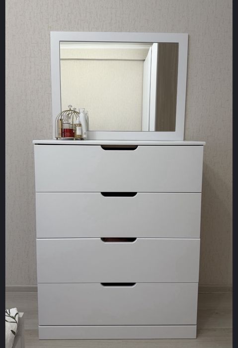 Комод с зеркалом