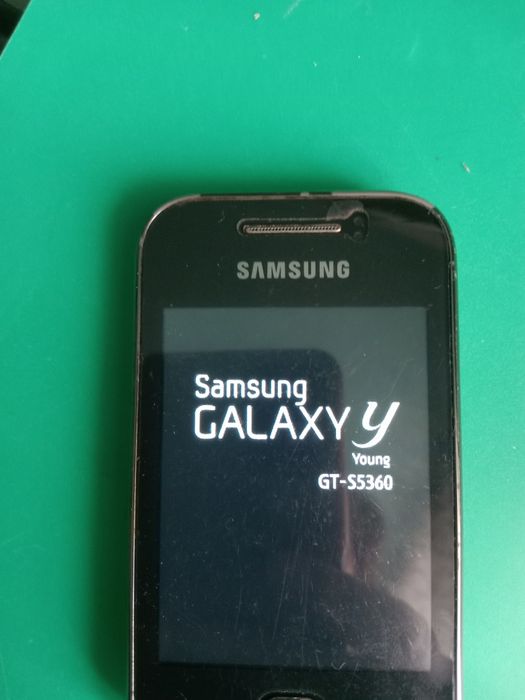 Телефон Samsung и колонки microlab