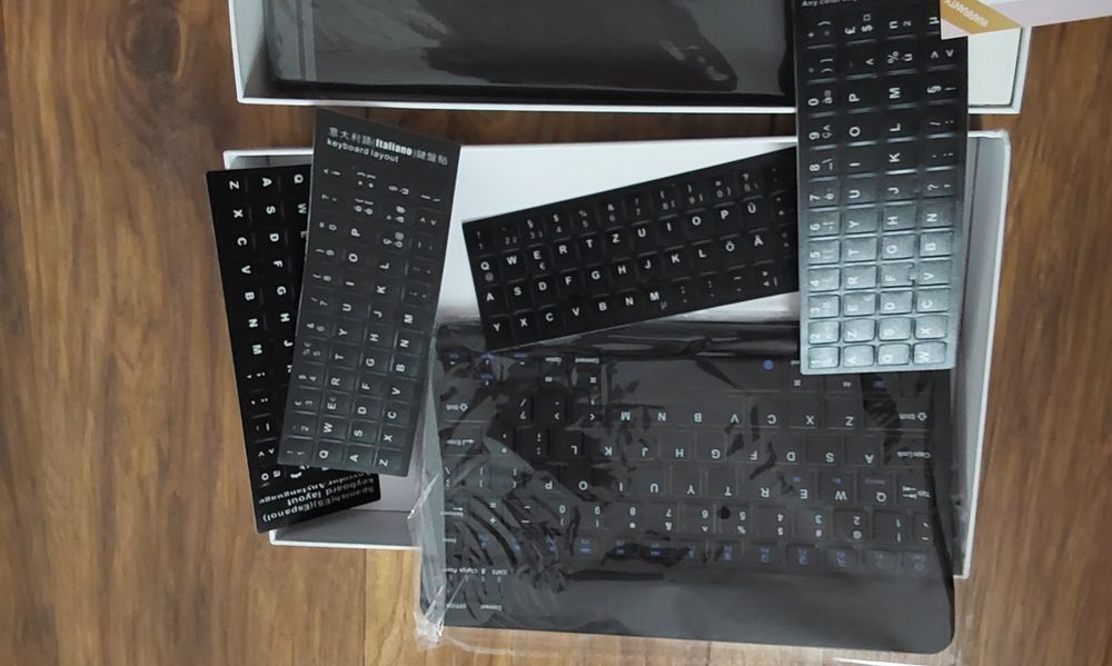 Vând tabletă nouă cu tastatura