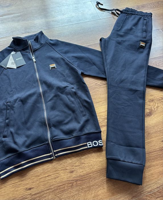 Мъжки,памучен,тъмно син екип Hugo BOSS с метално лого,без качулка