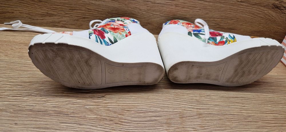 Обувки Guess платформа