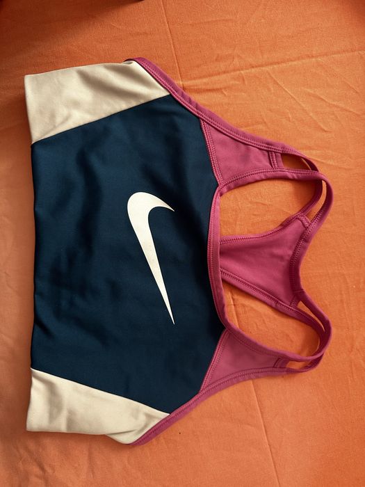 Дамско спортно бюстие Nike