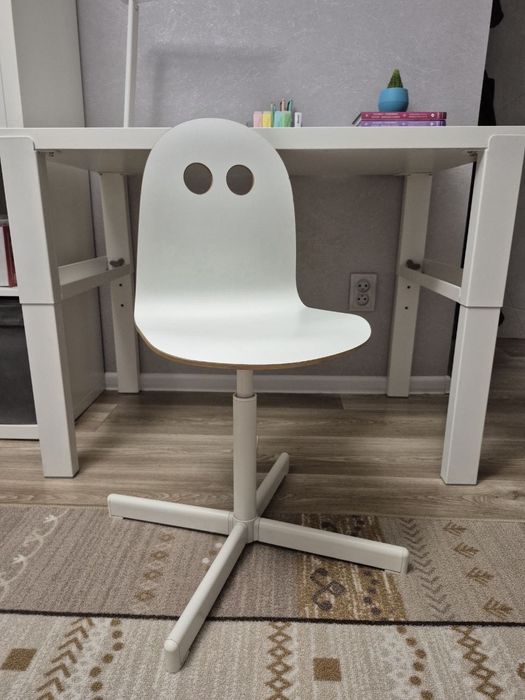 Продам стол письменный детский IKEA