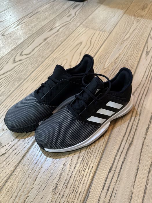 Спортивные кроссовки