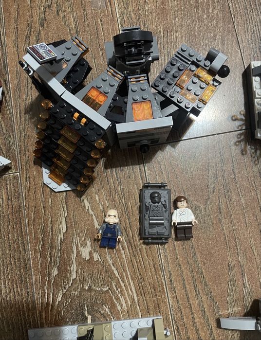 3 minifigurine si 2 seturi Lego