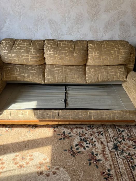 диван с креслом и чехлом