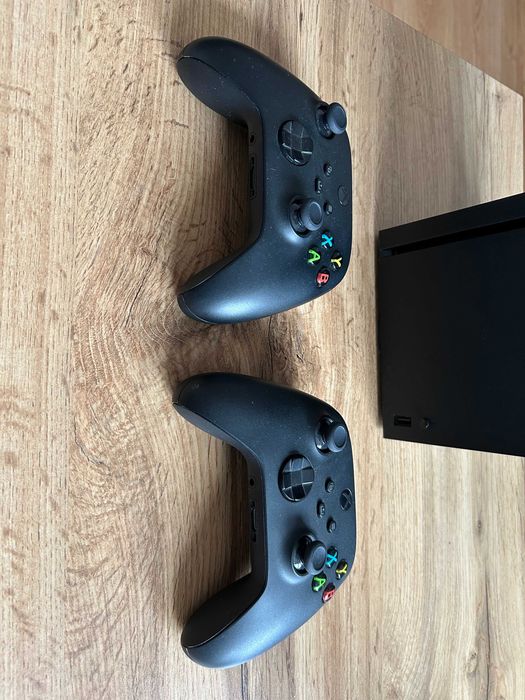 Xbox Series X 1TB + 2 Controllers + Games
