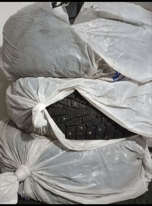 Шины шипованые в отличном состоянии