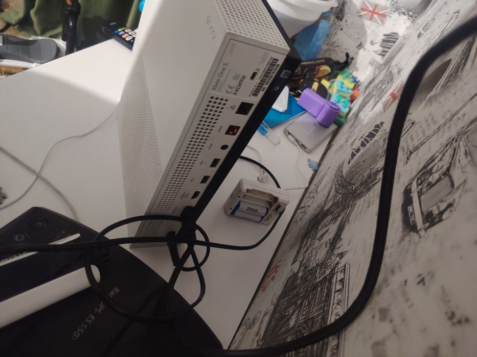 Продаю Xbox one s на 1ТБ