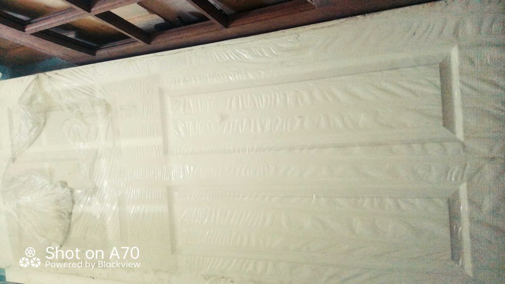 Продавам изгодно дървени врати