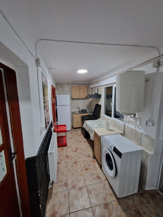 Inchiriez 2 camere la curte